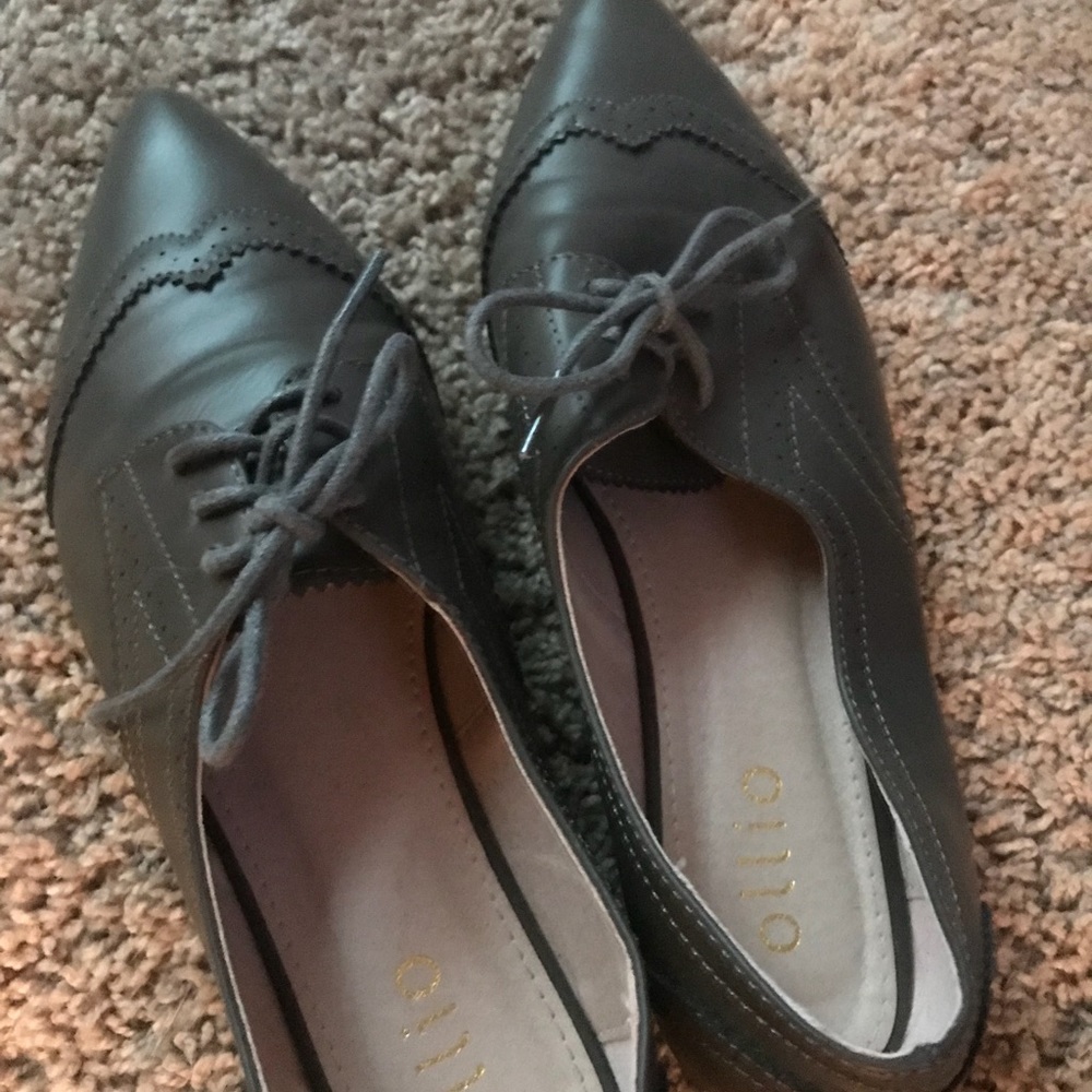 Pointed oxford style shoes